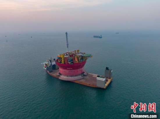 中国建造的最大圆筒型FPSO今日在山东青岛成功启航 海油工程供图