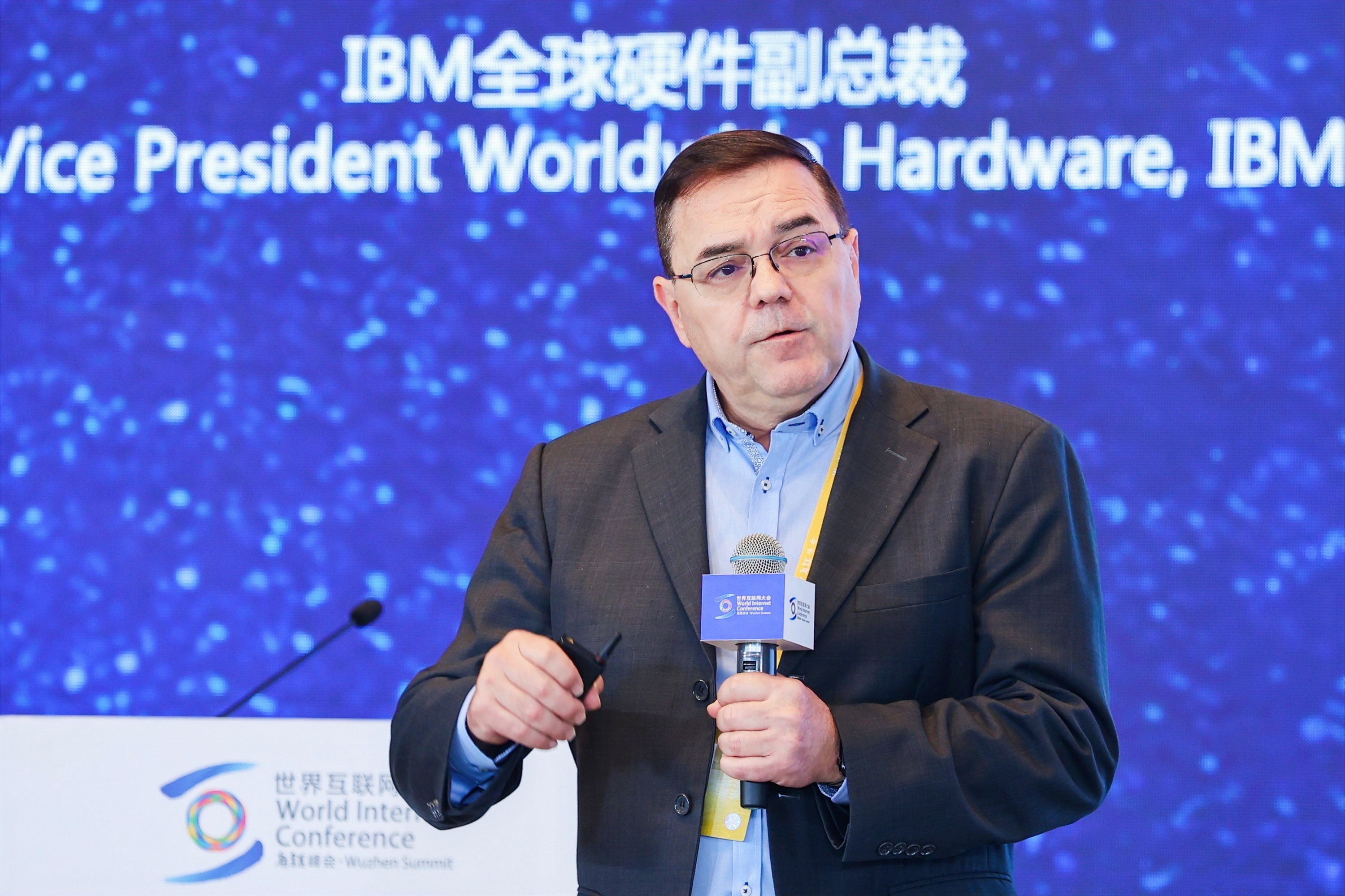 IBM副总裁何塞·卡斯塔诺作主题演讲。