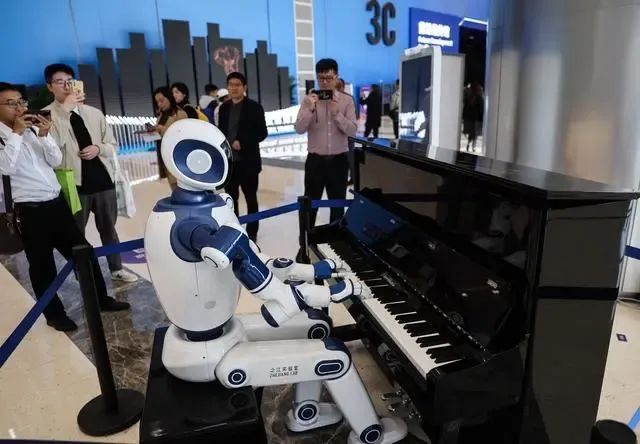 △2023年11月24日，第二届全球数字贸易博览会上会弹钢琴的机器人。