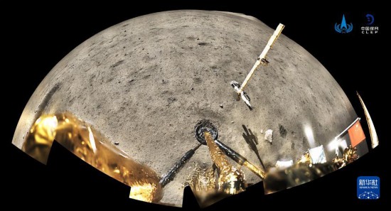 这是2020年12月4日，国家航天局公布了探月工程嫦娥五号探测器在月球表面展示国旗的照片。嫦娥五号着陆器和上升器组合体全景相机环拍成像，五星红旗在月面成功展开，此外图像上方可见已完成表取采样的机械臂及采样器。 新华社发（国家航天局供图）
