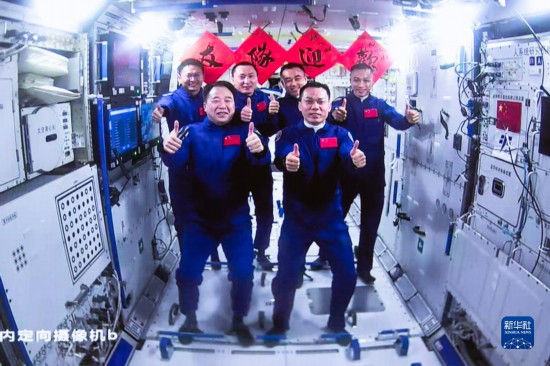 这是2023年10月26日在北京航天飞行控制中心拍摄的神舟十六号航天员乘组与神舟十七号航天员乘组“全家福”。 新华社发（韩启扬 摄）